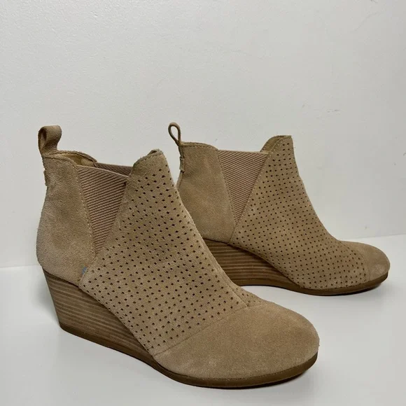 TOMS Kelsey Suede Wedge Booties Taupe Perforated Ankle Boots Women’s Size 9 - Picture 2 of 12
